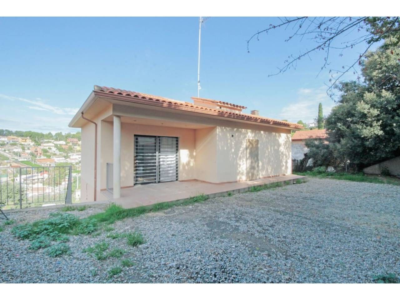 Exterior view of House or chalet for sale in Rubí  with Private garden, Parquet flooring and Terrace
