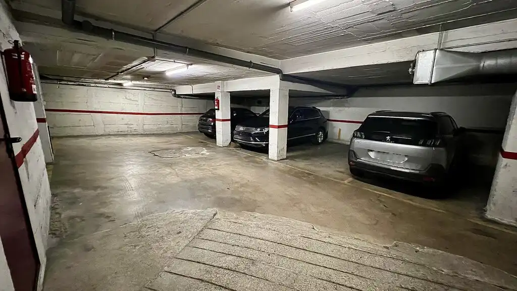 Parkplatz von Garage zum Verkauf in Figueres