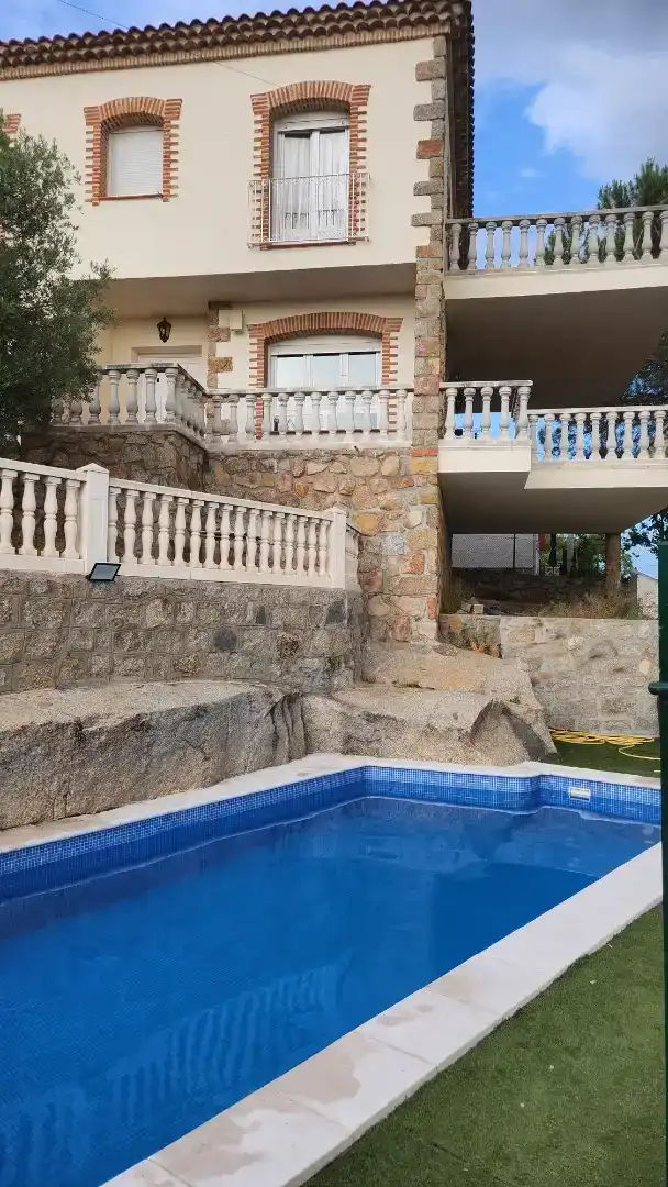 Piscina de Casa o chalet para compartir en Zarzalejo con Jardín privado, Piscina y Amueblado