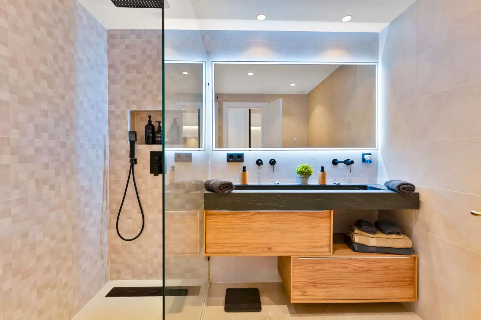 Bathroom of Attic for sale in Marbella  with Air Conditioner, Terrace and Furnished