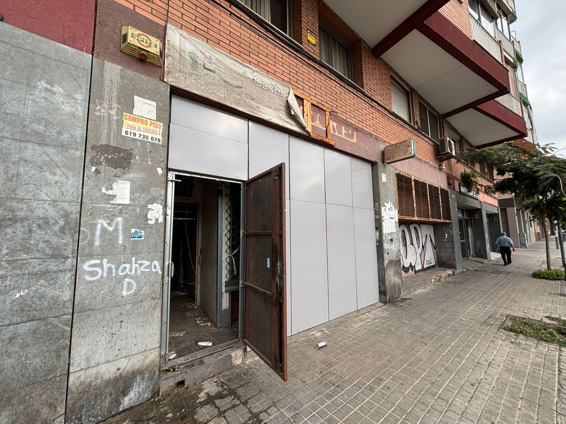 Vista exterior de Local en venda en Badalona
