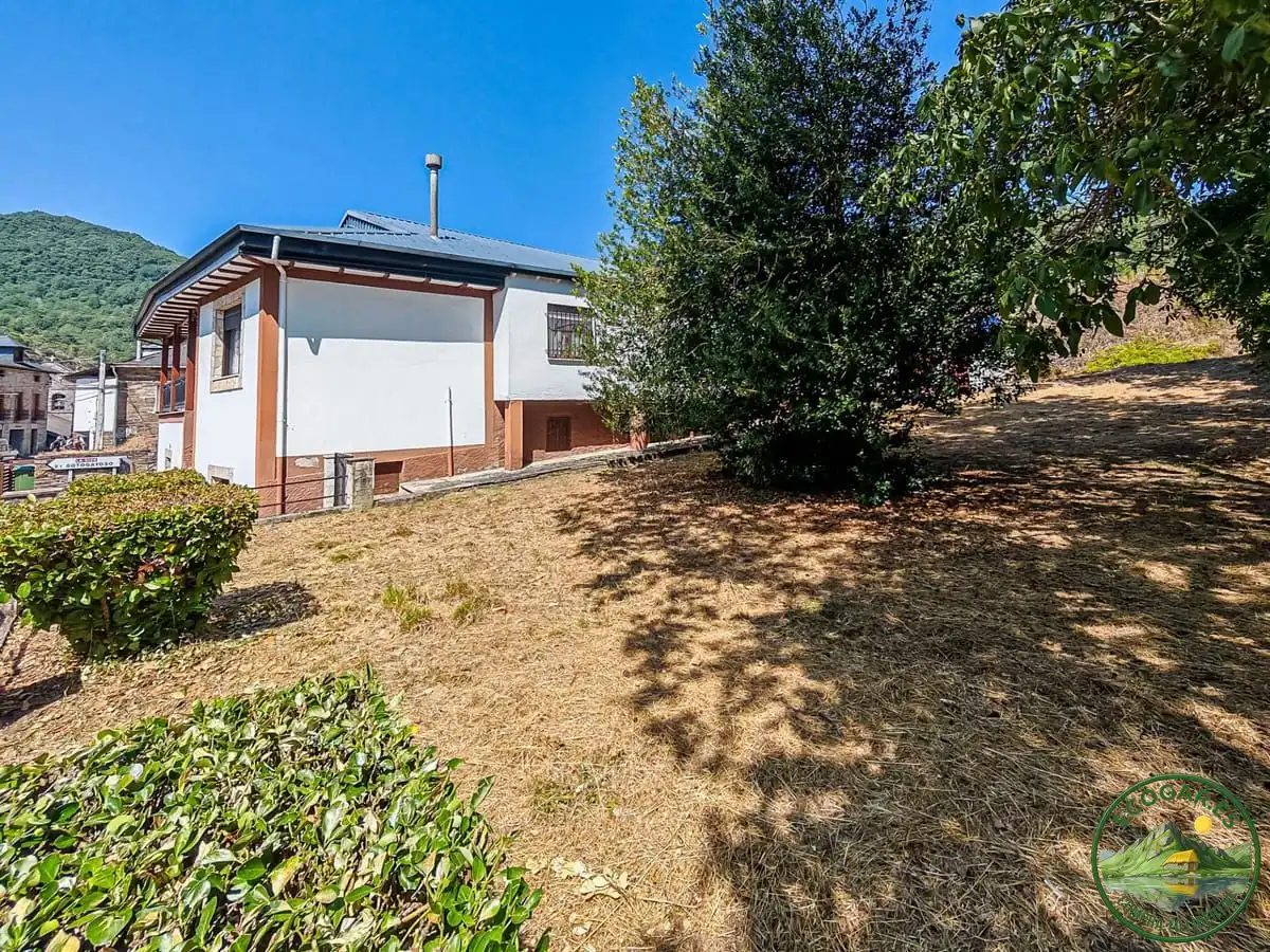 Vista exterior de Casa o xalet en venda en Vega de Valcarce amb Calefacció, Jardí privat i Parquet