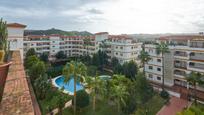 Vista exterior de Àtic en venda en Mijas amb Calefacció, Jardí privat i Parquet