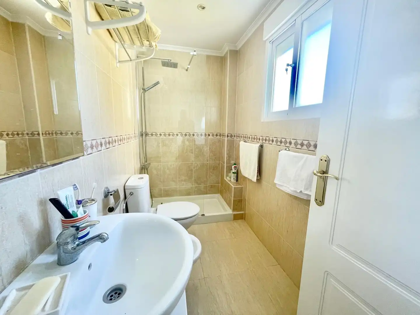 Baño de Apartamento de alquiler en Daya Nueva con Aire acondicionado, Piscina y Amueblado