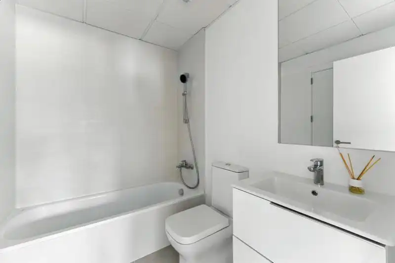 Baño de Apartamento de alquiler en Estepona con Aire acondicionado, Calefacción y Terraza