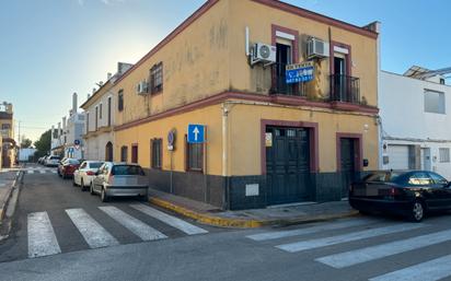 Vista exterior de Casa o xalet en venda en Dos Hermanas amb Aire condicionat, Terrassa i Balcó