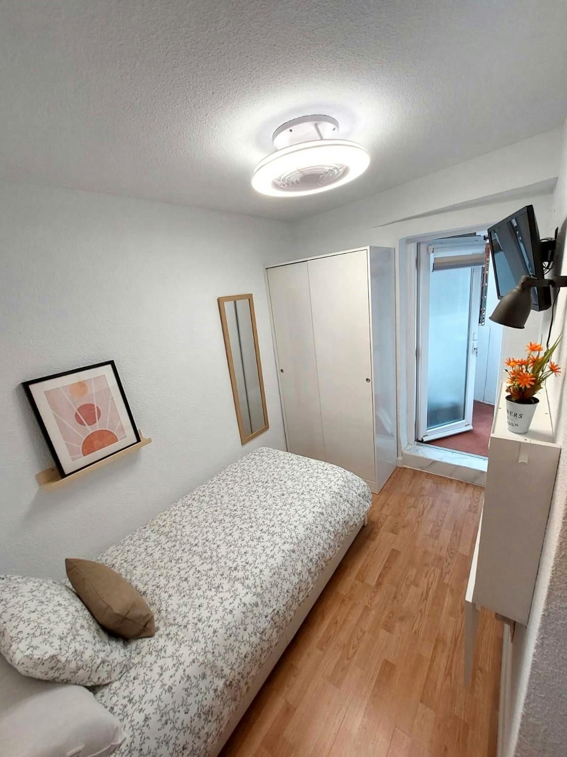 Bedroom of Flat to share in  Madrid Capital  with Heating, Washing machine and TV