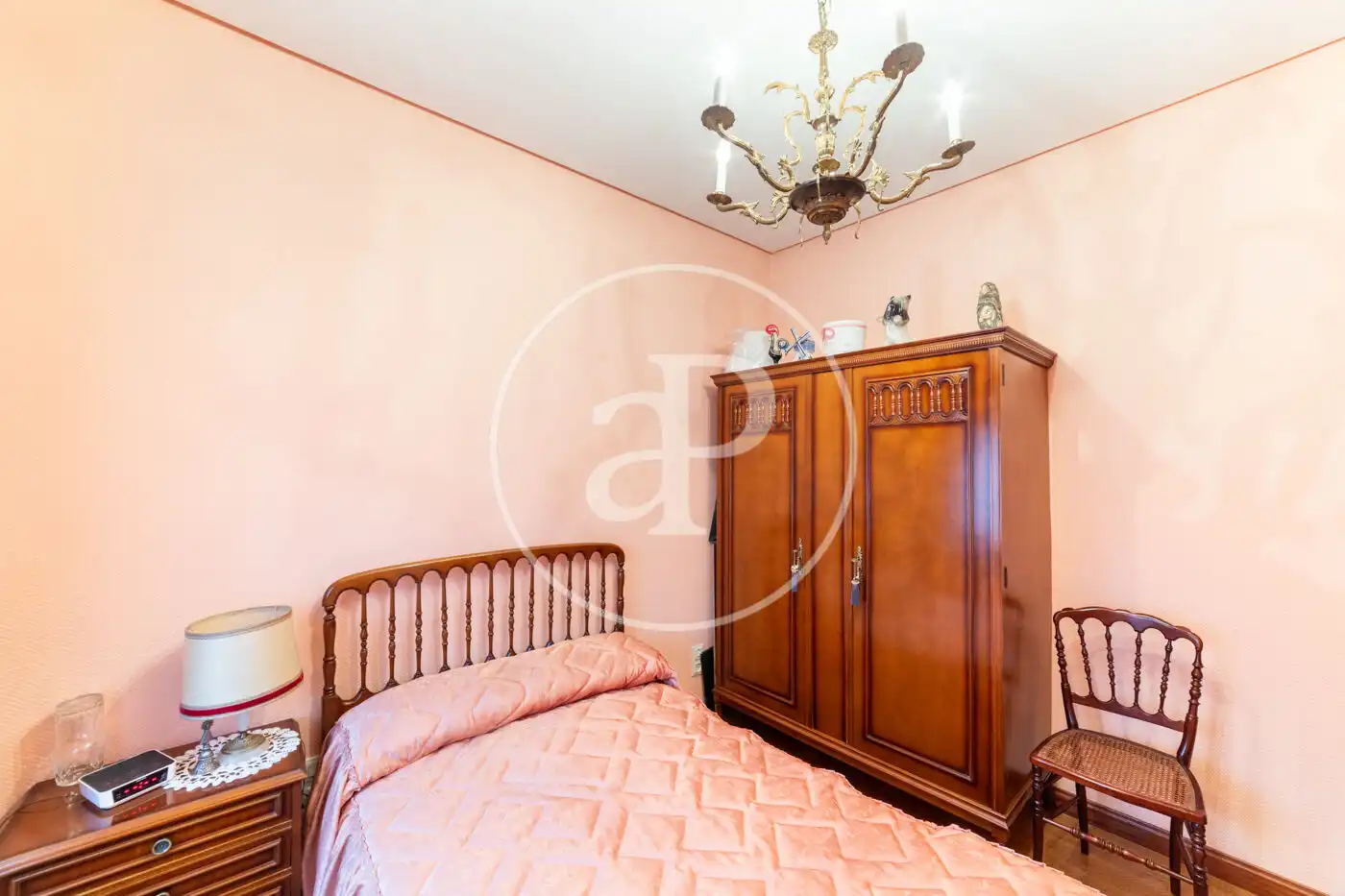 Dormitori de Casa adosada en venda en Madrid amb Aire condicionat, Calefacció i Jardí privat