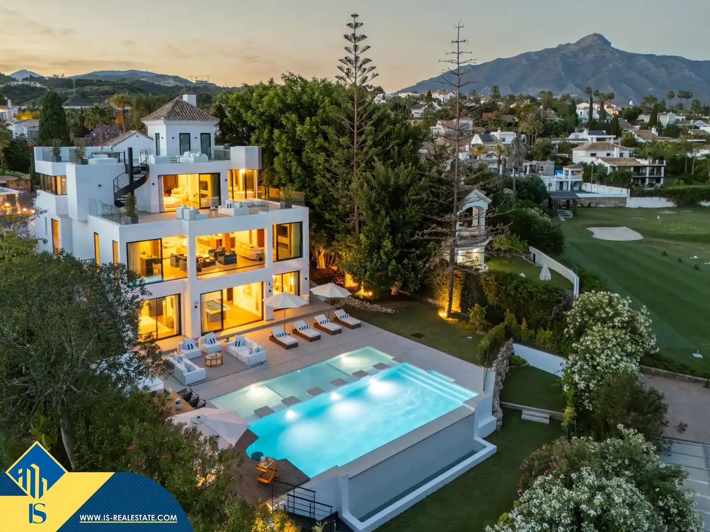 Chalet con piscina en venta en Nueva Andalucía