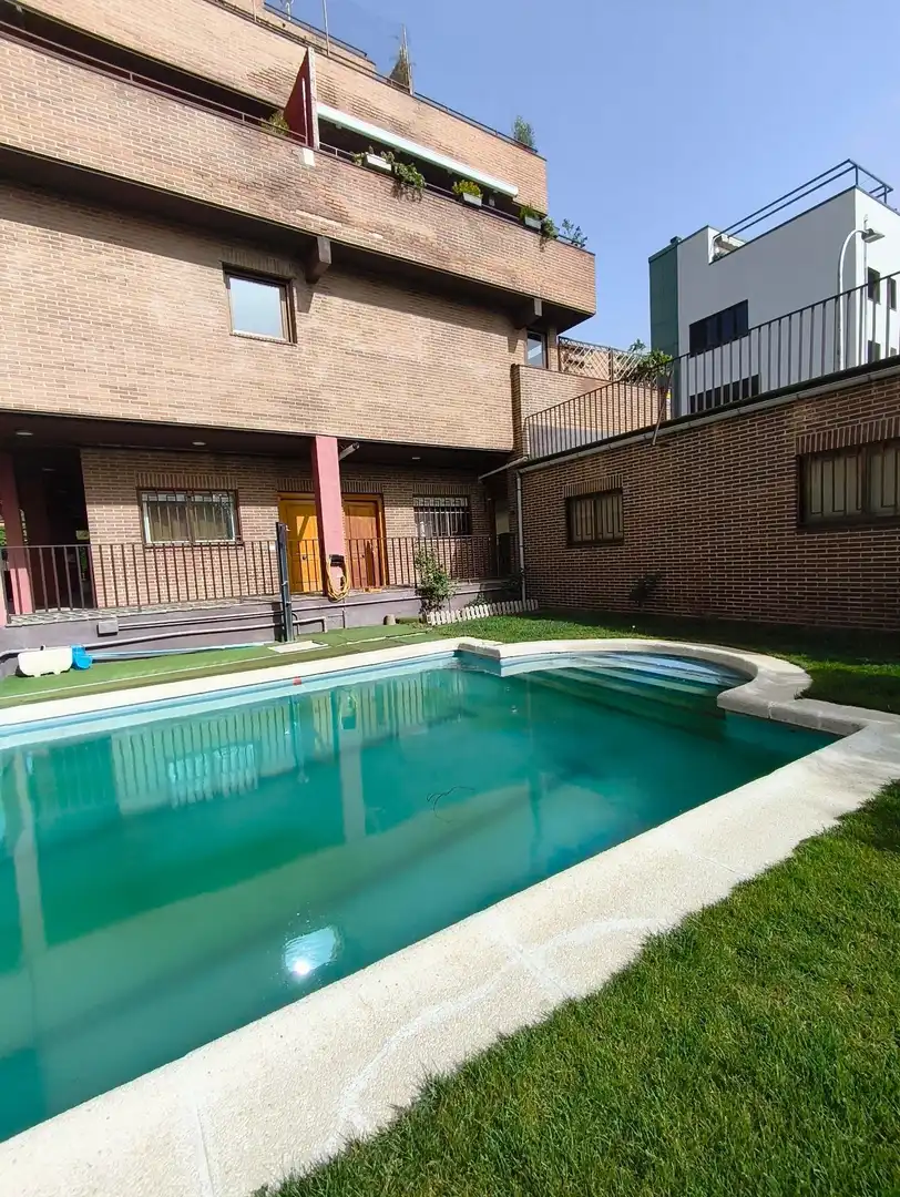 Piscina de Estudi en venda en Madrid amb Calefacció, Jardí privat i Parquet
