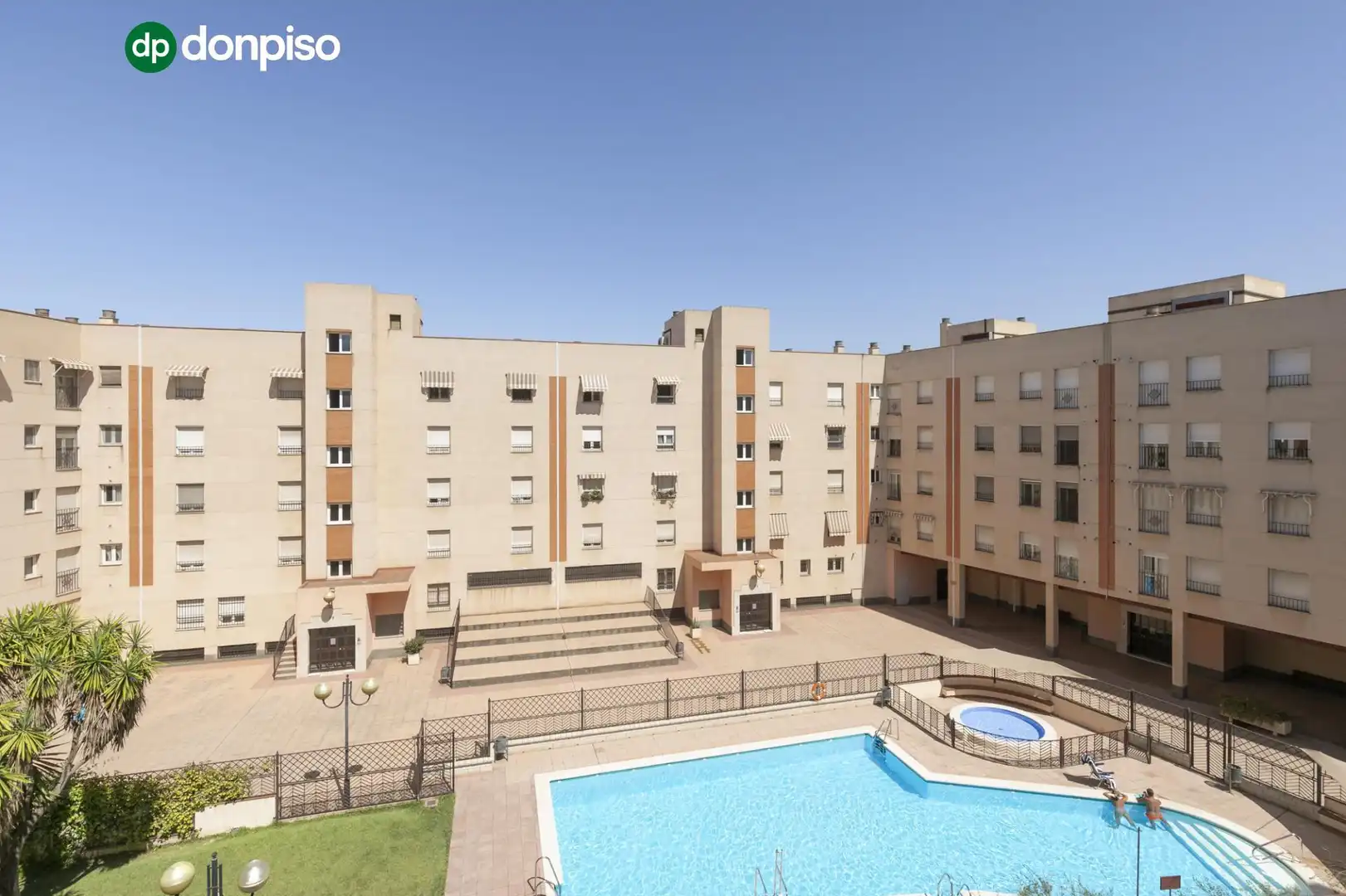 Vista exterior de Apartament en venda en Granada amb Piscina comunitària