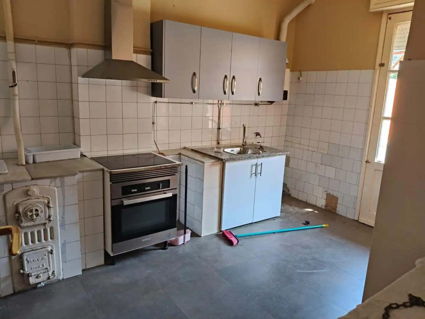 Kitchen of Buildings for sale in Ourense Capital 
