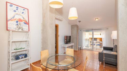 Apartamento con terraza y plaza de aparcamiento en el mismo edificio en el centro de Begur. ALQUILER DE TEMPORADA. USO EXCLUSIVAME