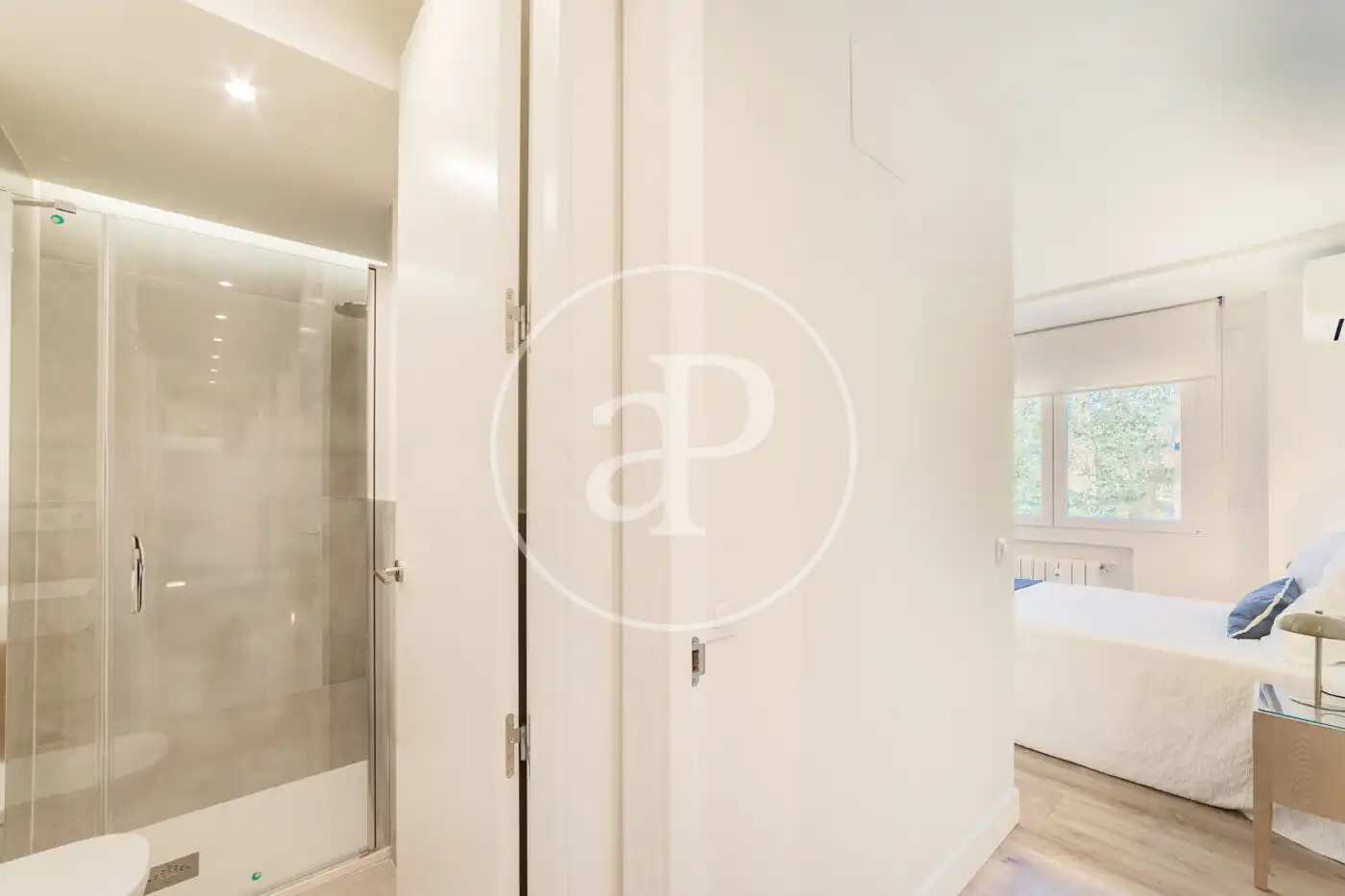 Bathroom of Flat for rent in Madrid  with Air Conditioner, Heating and Furnished