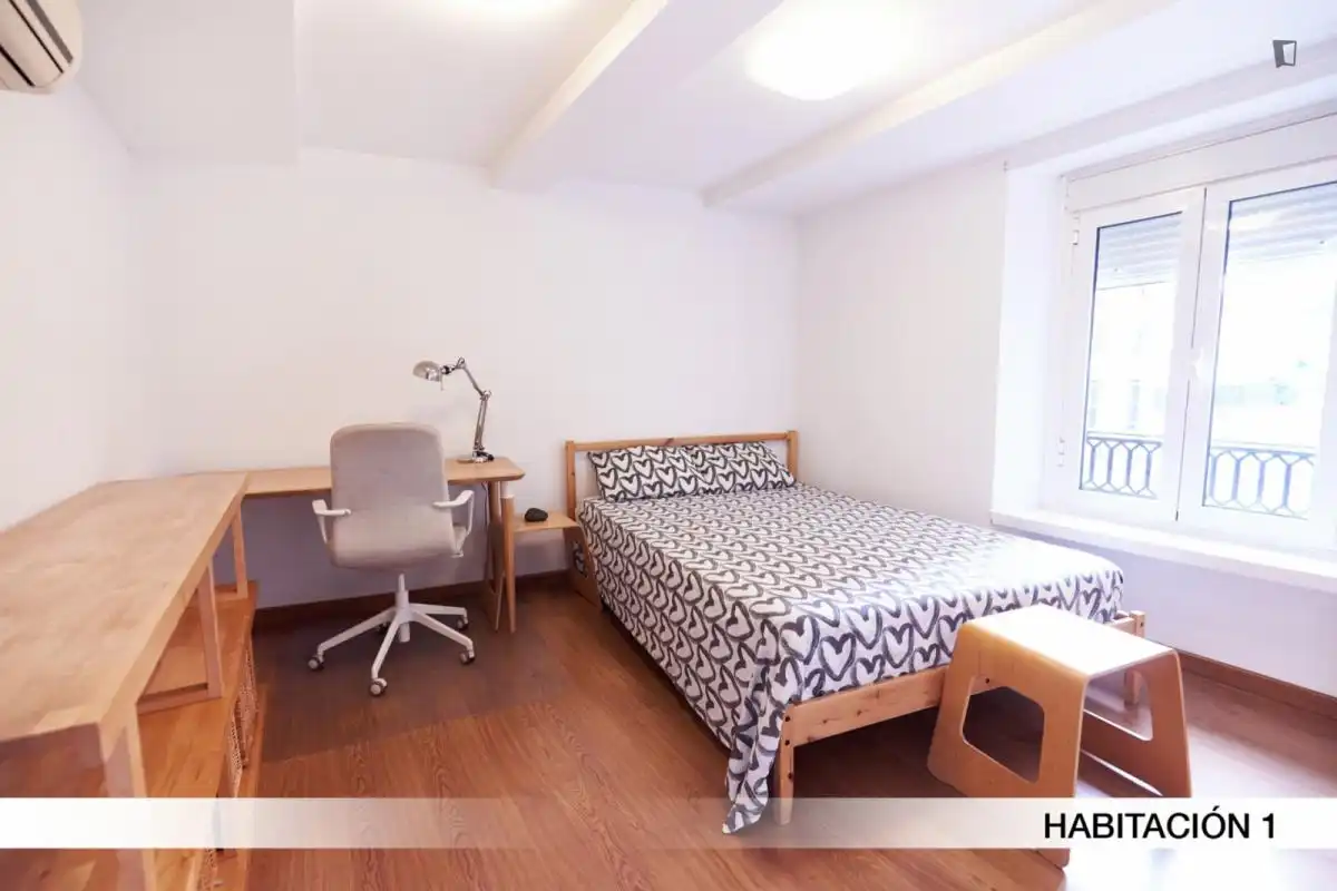 Habitación de Apartamento para compartir en Sevilla con Aire acondicionado, Calefacción y Amueblado