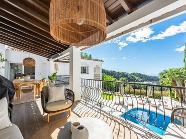 Casa pareada con balcón en venta en Istán