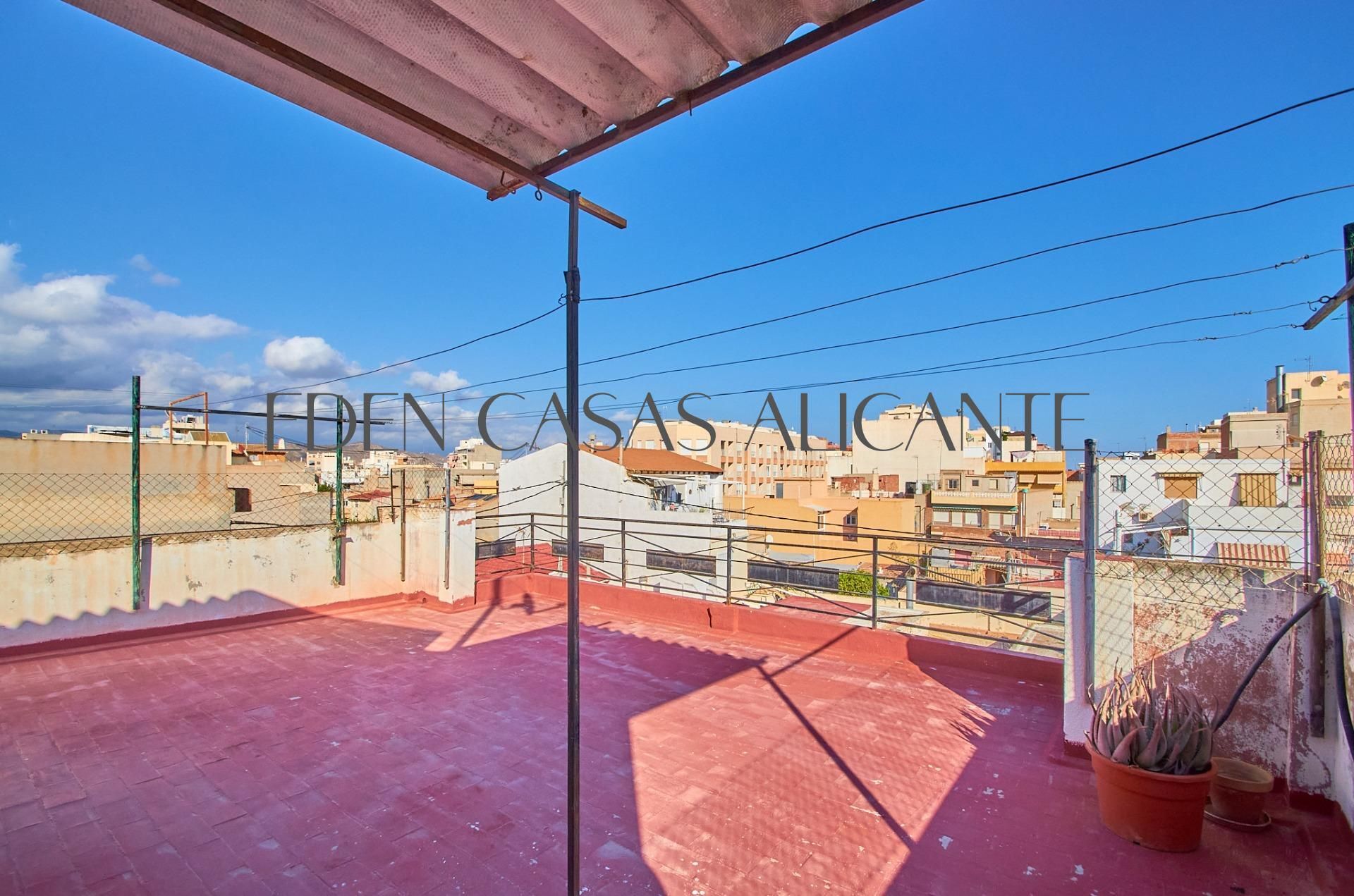 Vista exterior de Àtic en venda en El Campello amb Aire condicionat, Calefacció i Jardí privat