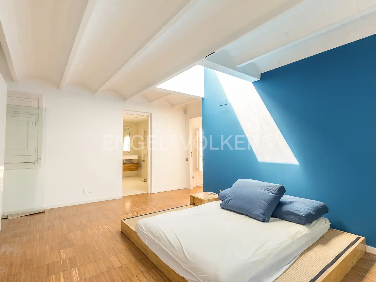 Schlafzimmer von Dachboden zur Miete in Barcelona mit Klimaanlage, Heizung und Parkett