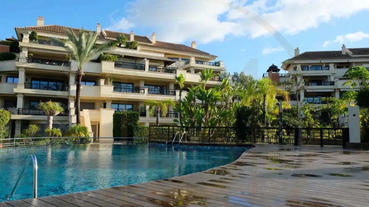 Vista exterior de Dúplex de alquiler en Marbella con Terraza, Trastero y Piscina
