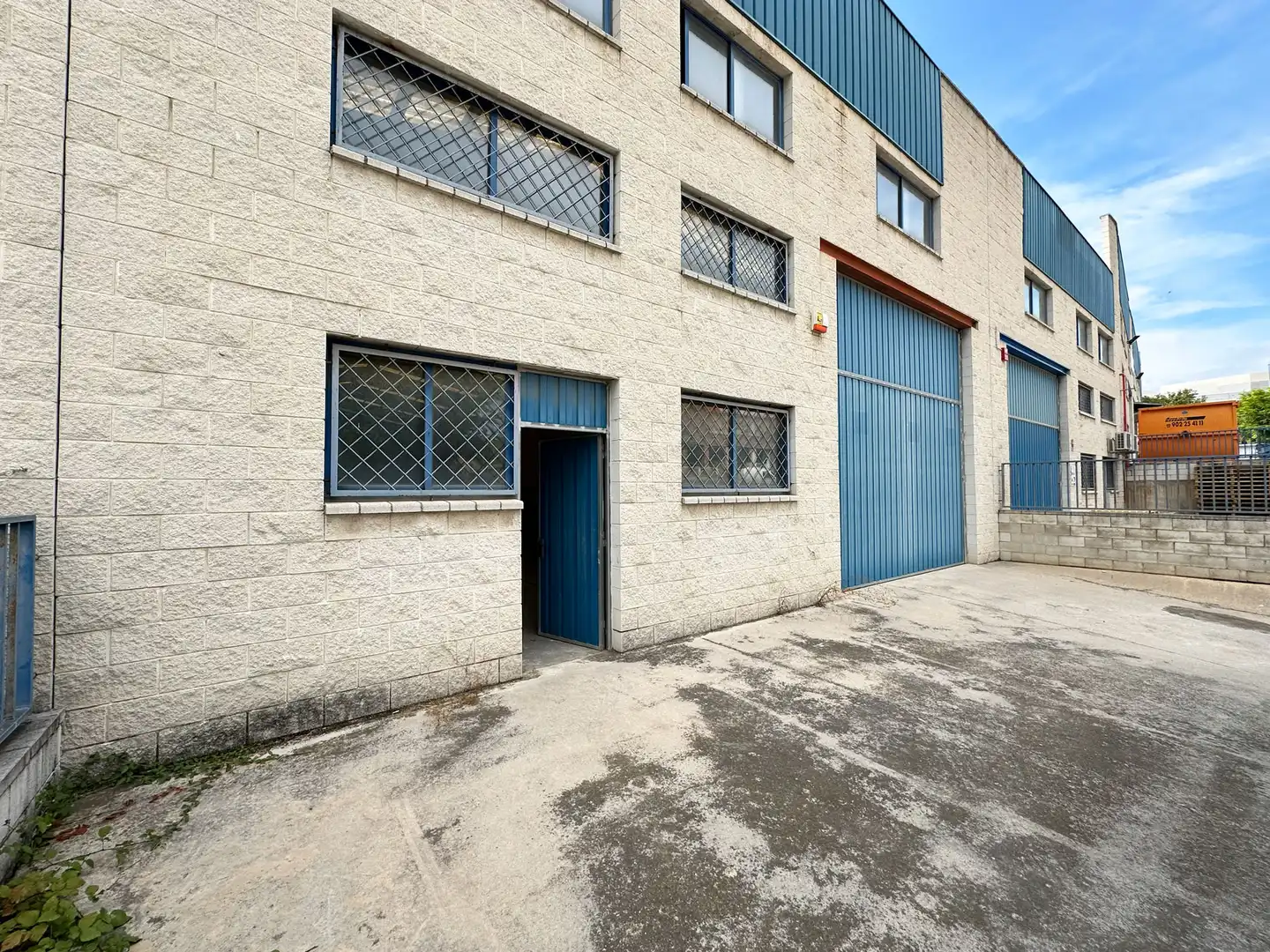 Vista exterior de Nave industrial en venta en Masquefa