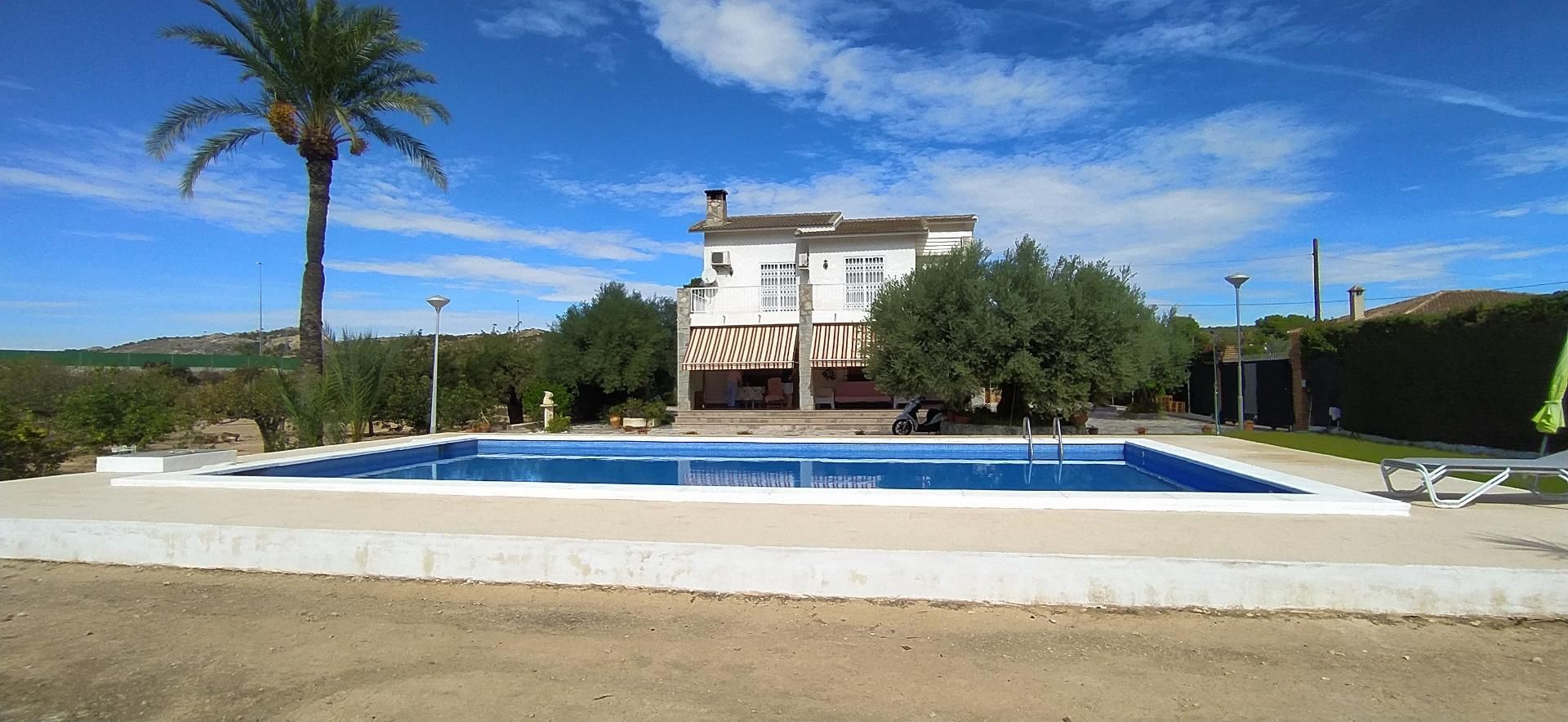 Swimming pool of House or chalet for sale in Elche / Elx  with Air Conditioner, Private garden and Terrace