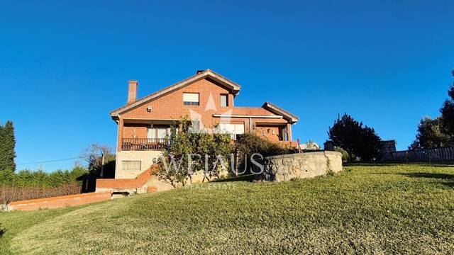 Casa-chalet en Venta en Maoño -  Azoños