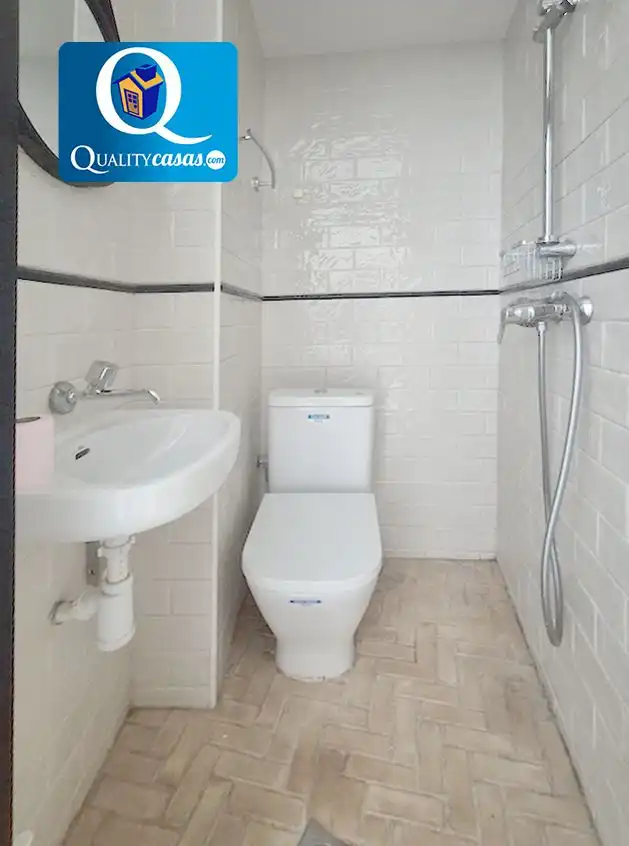 Baño de Piso de alquiler en Alicante / Alacant con Aire acondicionado
