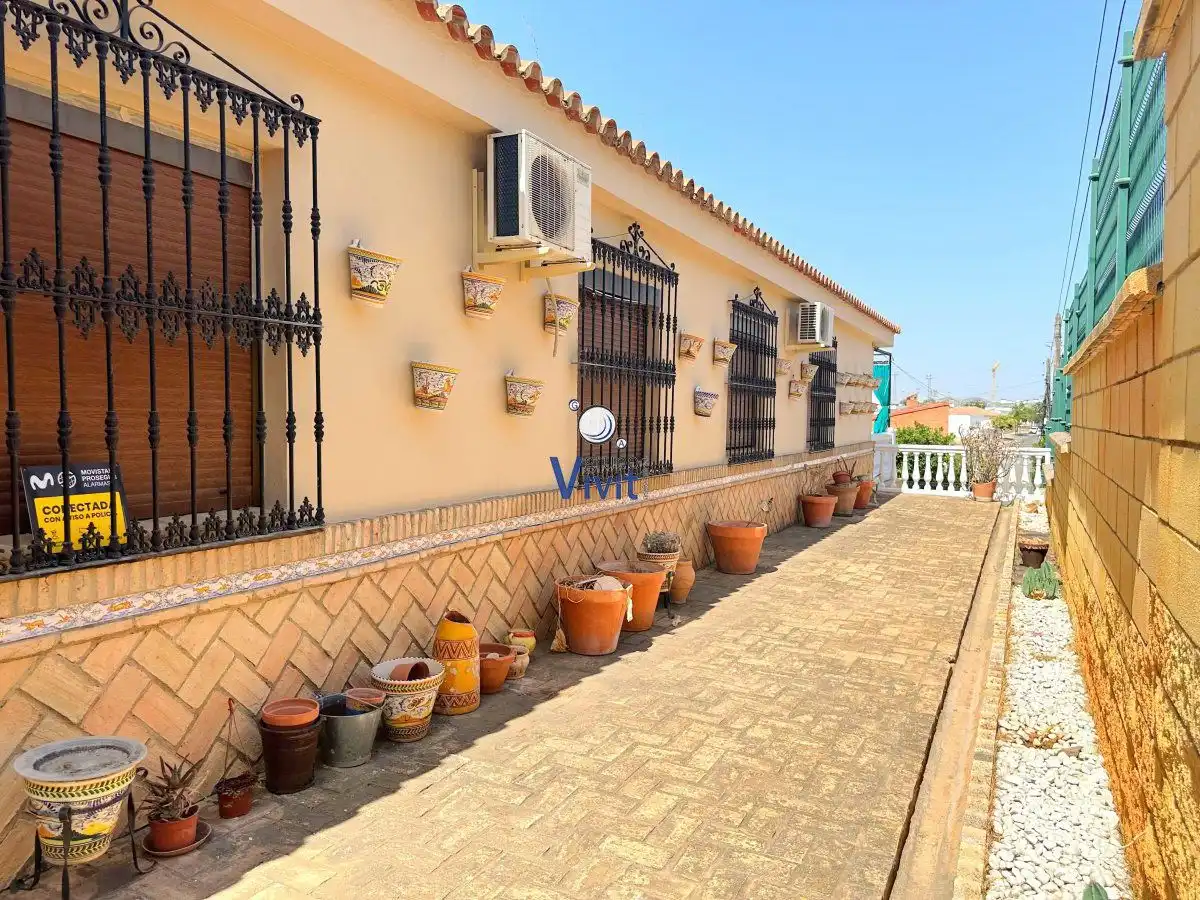 Vista exterior de Casa o xalet en venda en Alcalá de Guadaira amb Aire condicionat, Traster i Piscina