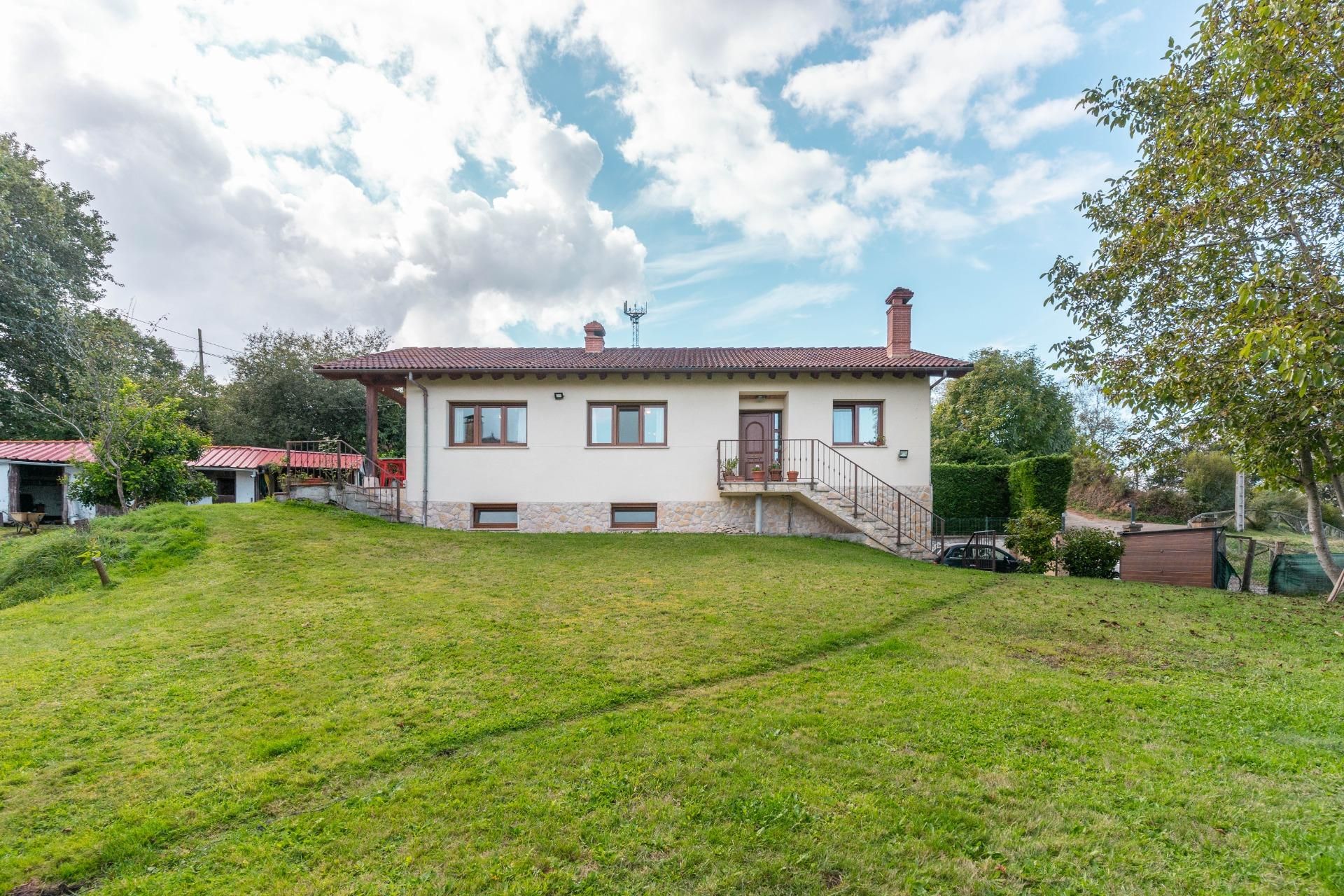 Vista exterior de Casa o xalet en venda en Nava amb Calefacció, Jardí privat i Traster