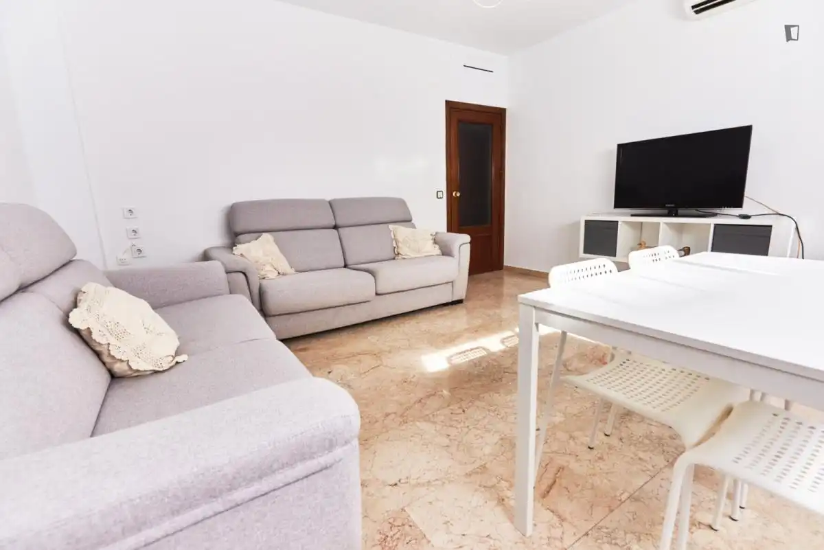 Room in Triana Este