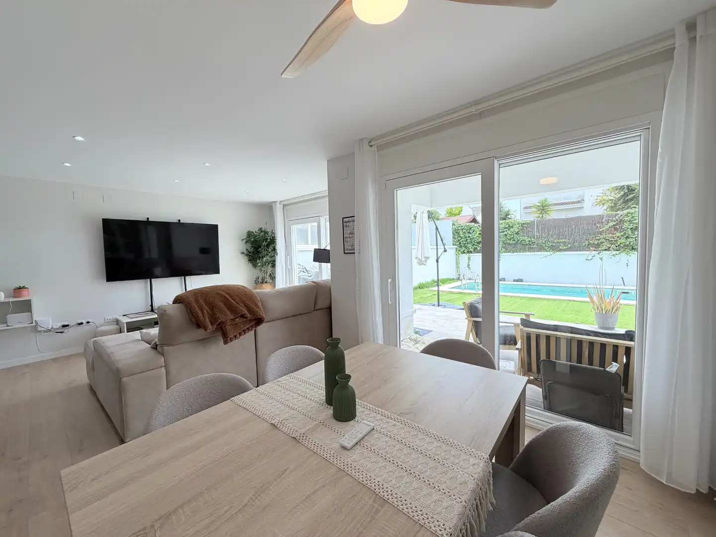 Comedor de Casa adosada en venta en Espartinas con Aire acondicionado, Jardín privado y Parquet