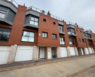 Vista exterior de Casa adosada en venda en Sant Esteve Sesrovires amb Calefacció, Jardí privat i Terrassa