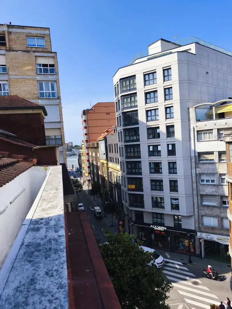 Vista exterior de Àtic de lloguer en Gijón  amb Calefacció, Moblat i Balcó
