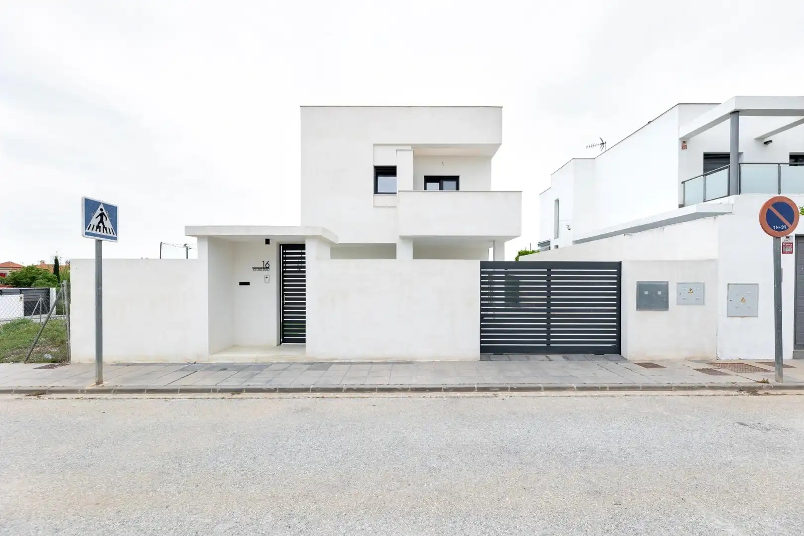 Vista exterior de Casa o xalet en venda en La Zubia amb Terrassa i Piscina