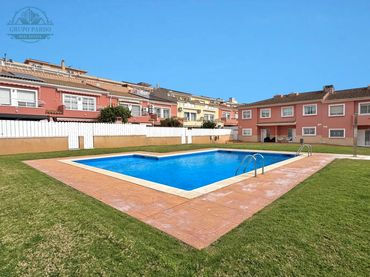 Maison mitoyenne avec balcon à vendre à Calle Garrotxa La