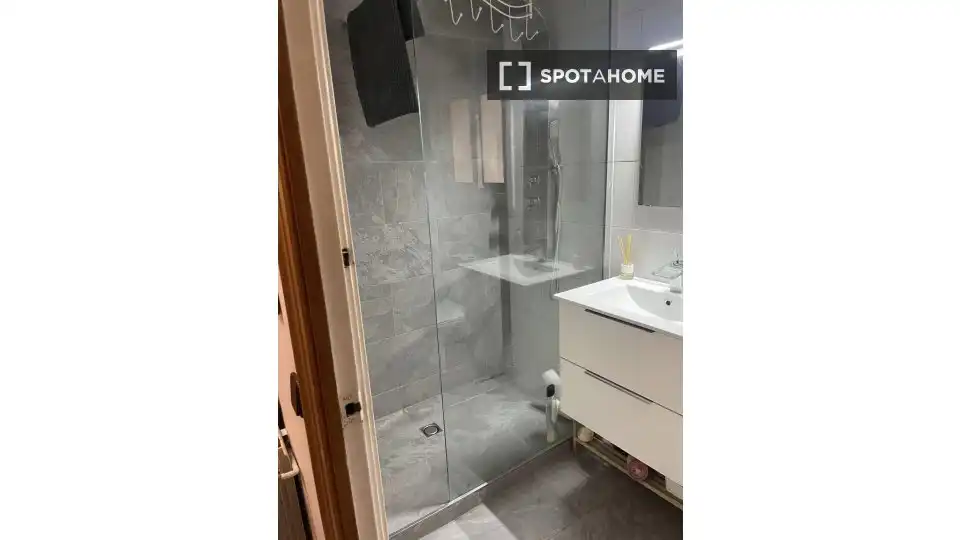 Badezimmer von Wohnungen zur untervermieten in Canyelles mit Klimaanlage, Terrasse und Möbliert
