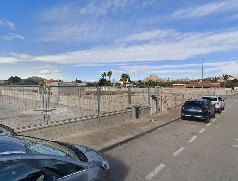 Parkplatz von Fabrikhallen zur Miete in Novelda