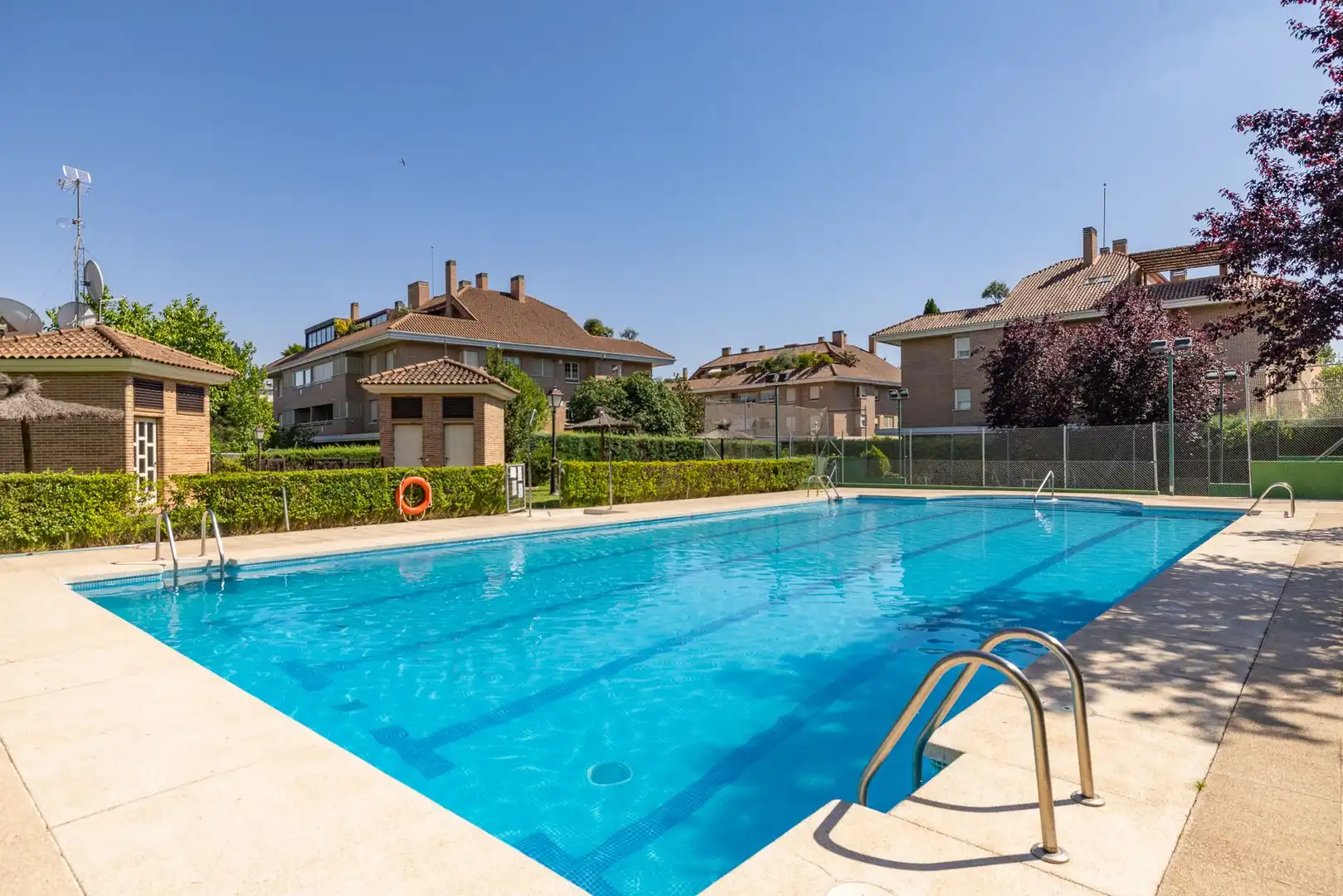 Piscina de Casa adosada en venta en Madrid con Aire acondicionado, Calefacción y Terraza