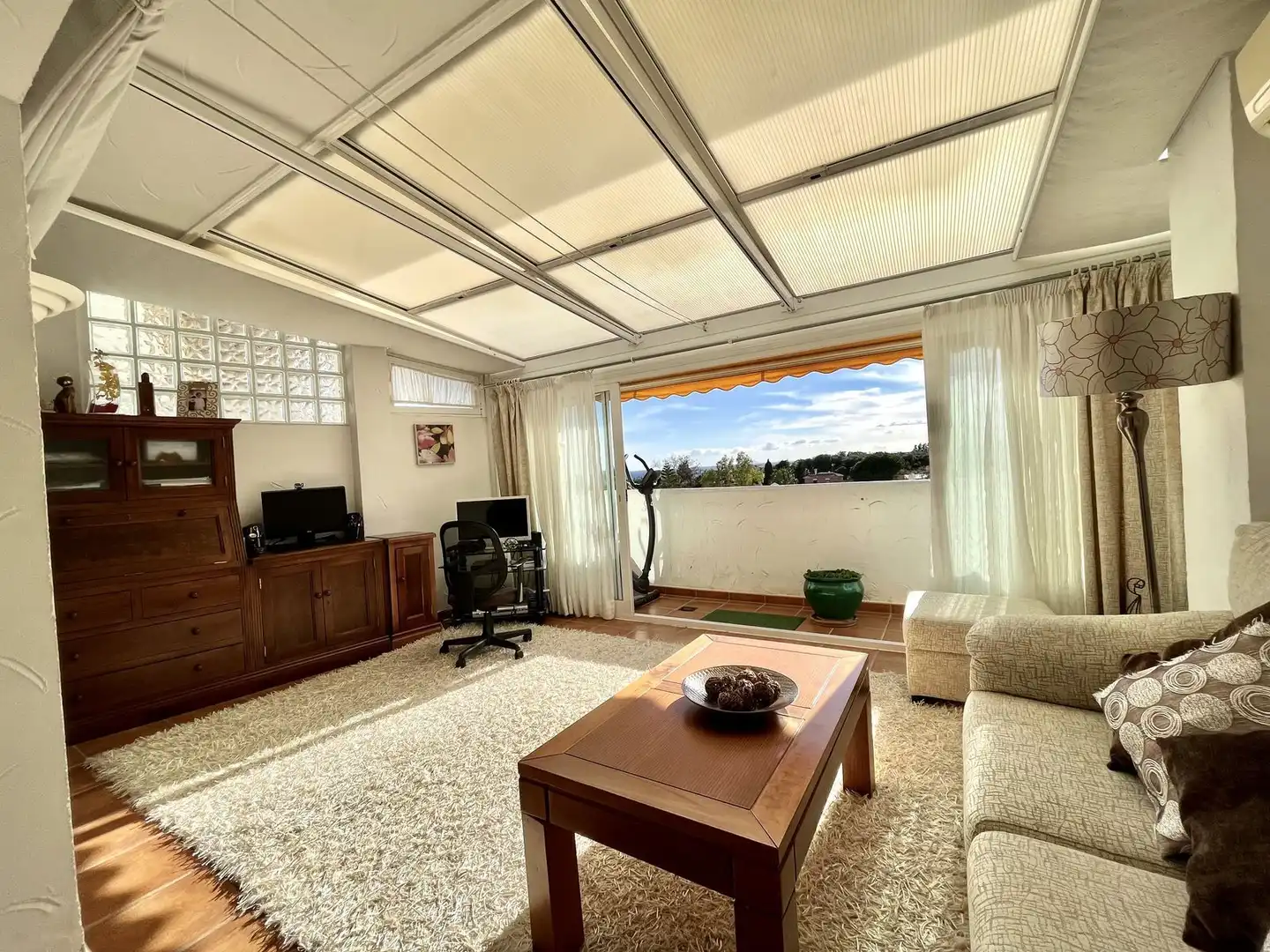 Sala de estar de Dúplex en venta en Marbella con Aire acondicionado, Trastero y Piscina comunitaria