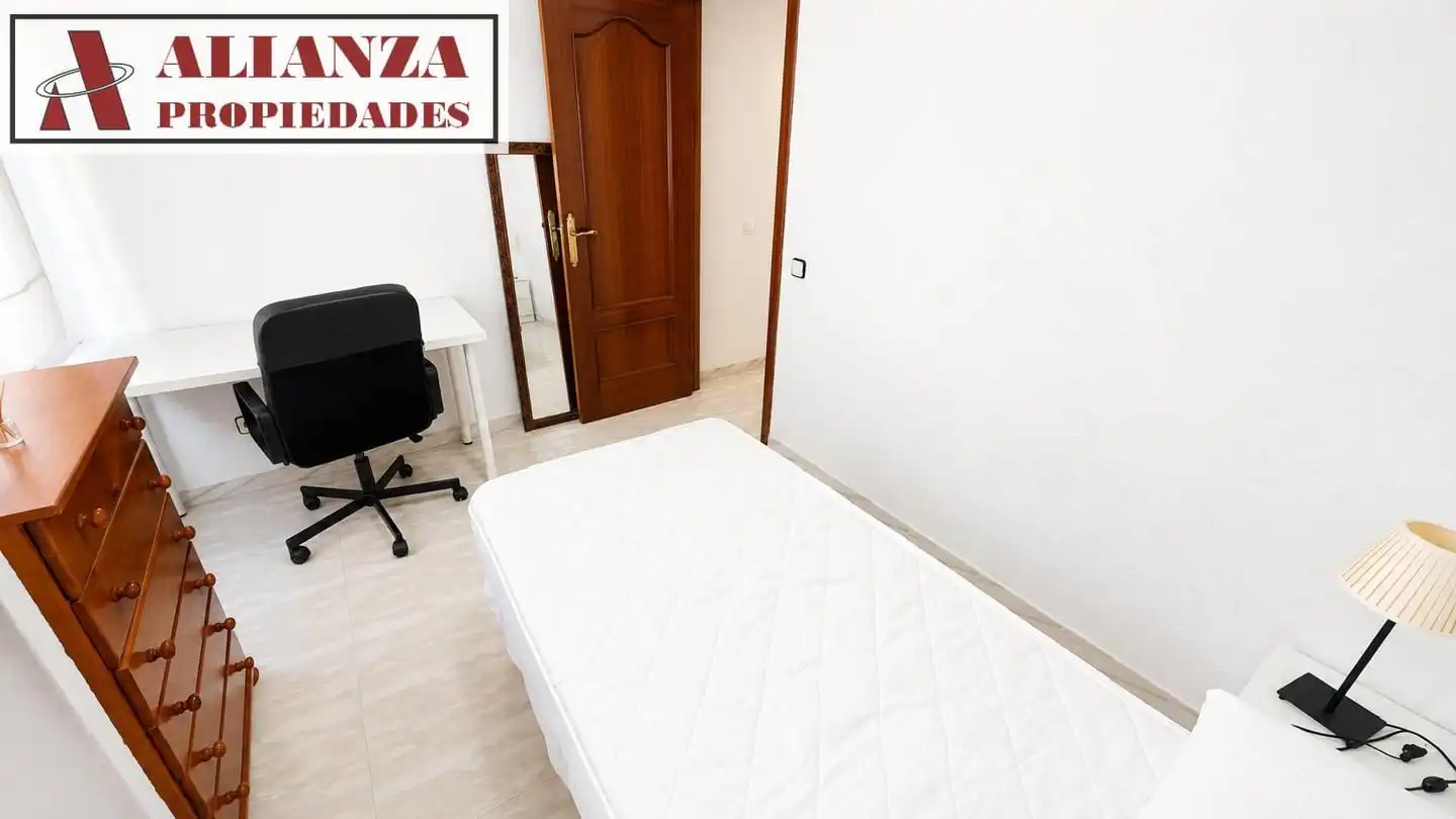 Bedroom of Flat for rent in Málaga  with Air Conditioner, Terrace and Furnished