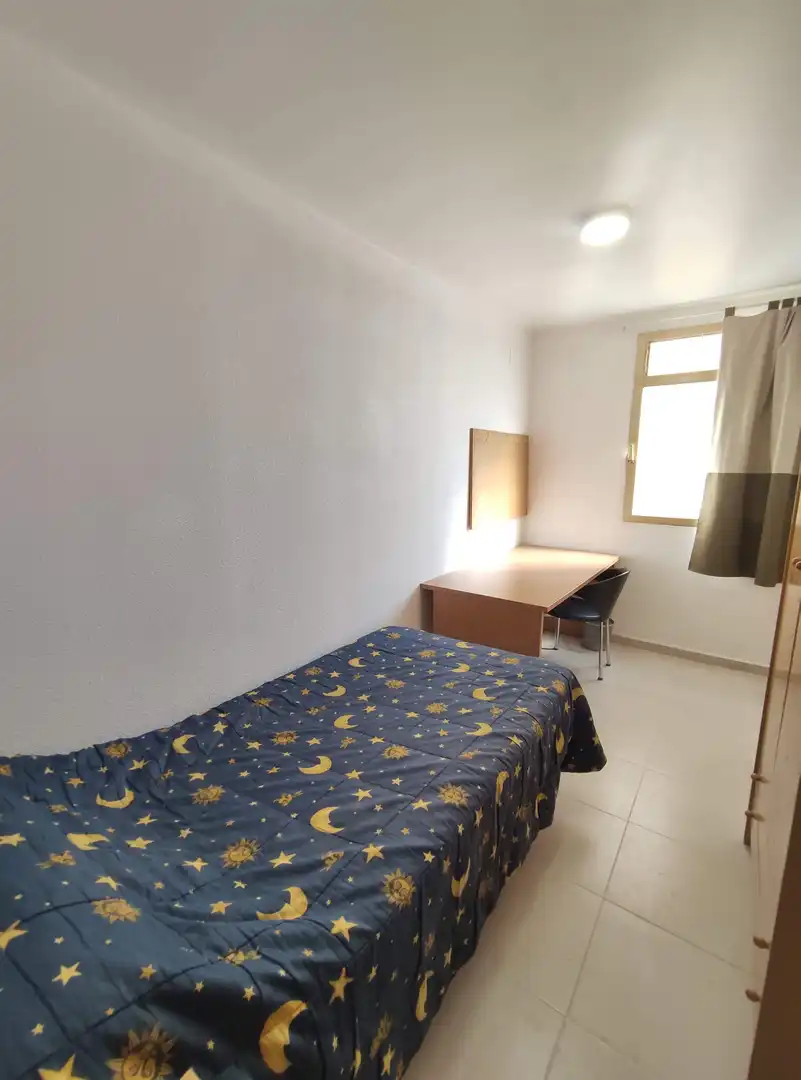 Room in Plaza Crevillente - Antiguos Juzgados - El Asilo