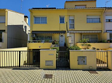 Adosado con balcón en venta en Canovelles