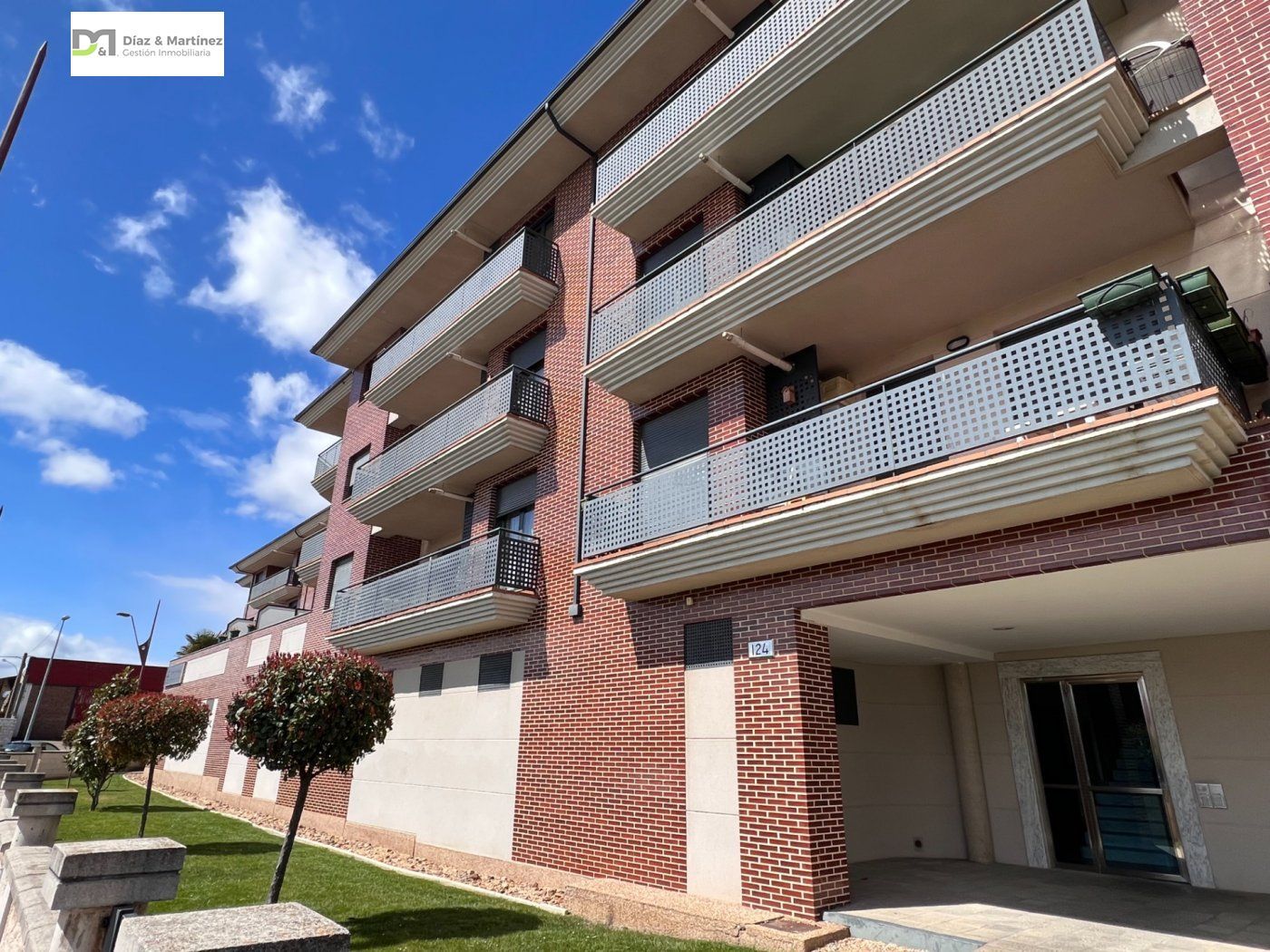 Vista exterior de Apartament en venda en San Andrés del Rabanedo amb Calefacció, Terrassa i Traster