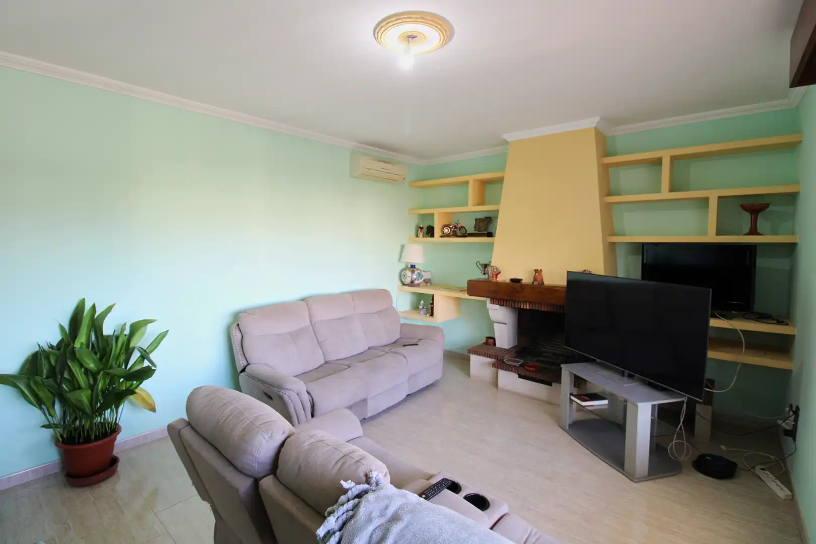 Sala d'estar de Casa o xalet en venda en Alhaurín de la Torre amb Aire condicionat, Jardí privat i Terrassa