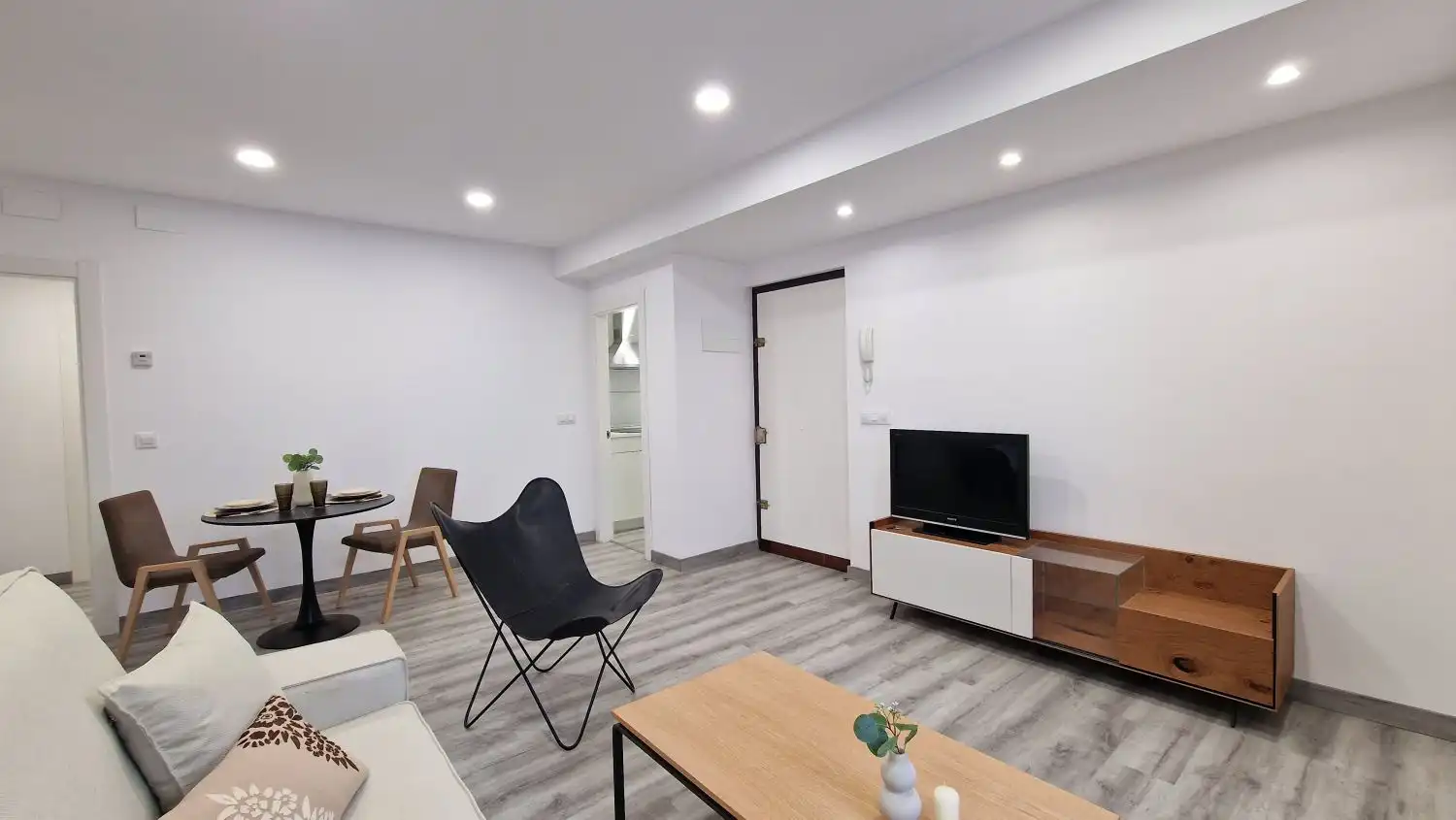 Sala d'estar de Pis en venda en Torrelavega  amb Calefacció i Moblat