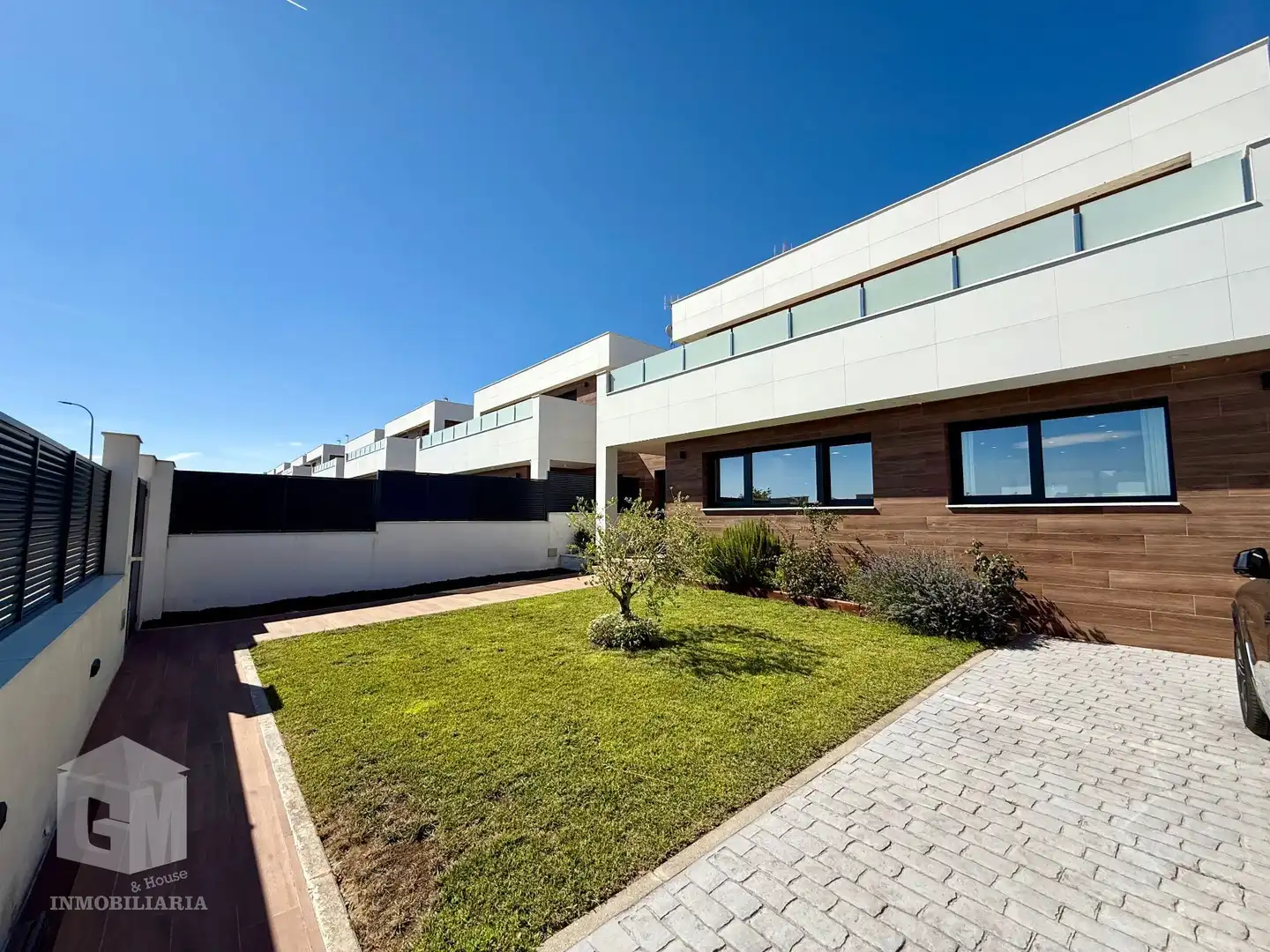Vista exterior de Casa adosada en venda en Villaviciosa de Odón amb Calefacció, Jardí privat i Terrassa