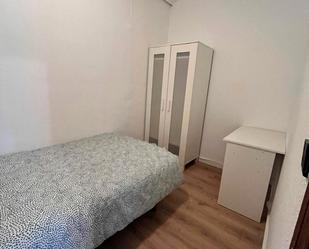 Bedroom of Flat to share in  Madrid Capital  with Heating and Washing machine