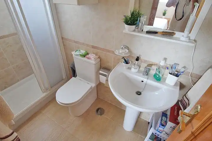 Baño de Apartamento en venta en Guardamar del Segura con Aire acondicionado, Terraza y Trastero