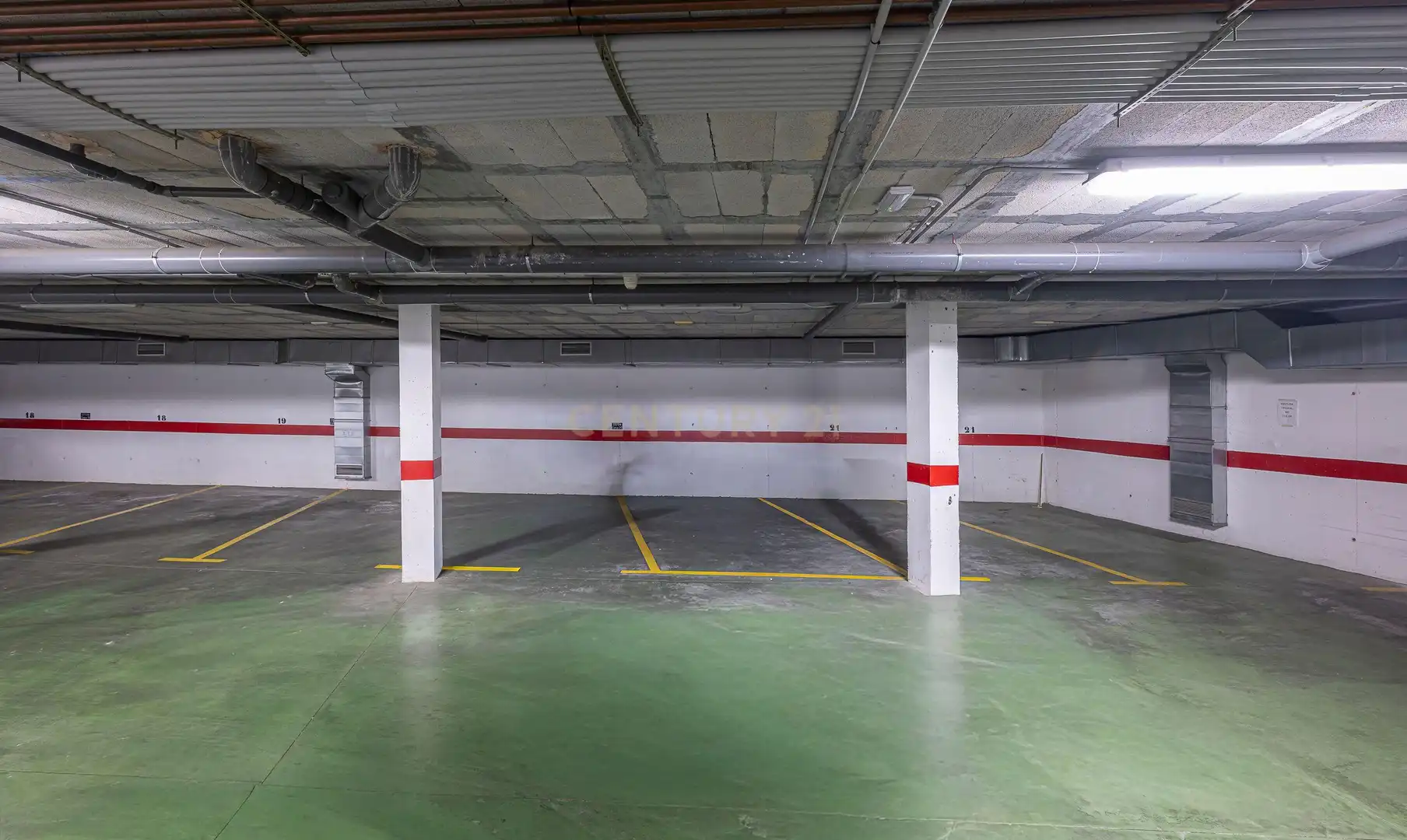 Parking de Casa adosada en venta en Estepona con Aire acondicionado, Trastero y Piscina comunitaria