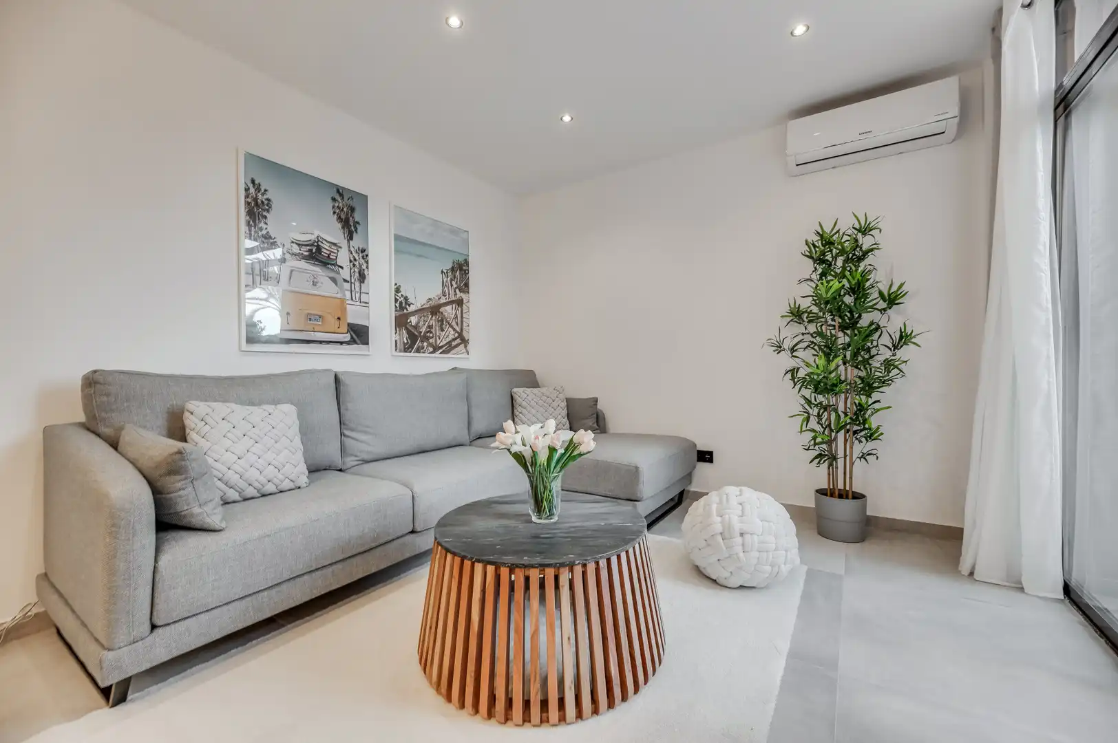 Sala d'estar de Apartament en venda en Estepona amb Aire condicionat, Terrassa i Piscina
